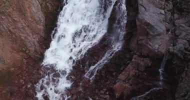 Barents Denizi kıyısındaki şelale manzarası