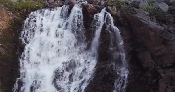 Luftaufnahme des Wasserfalls an der Küste der Barentssee — Stockvideo