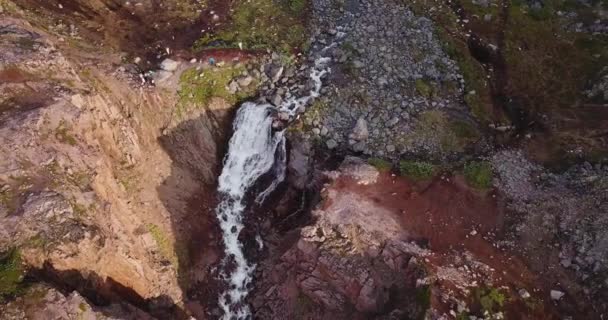 Flygfoto över vattenfall vid Barents kust — Stockvideo