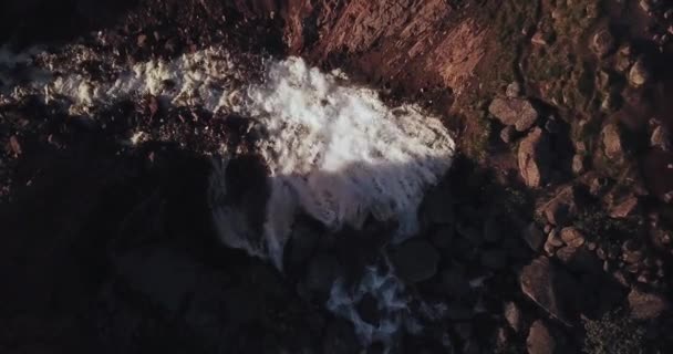 Uitzicht vanuit de lucht op de waterval aan de kust van de Barentszzee — Stockvideo