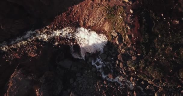 Vue aérienne de la cascade sur la côte de la mer de Barents