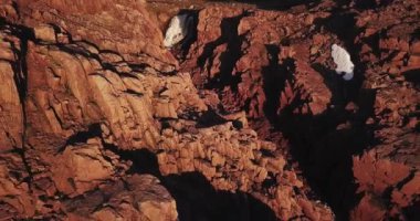 Barents Denizi kıyısındaki şelale manzarası