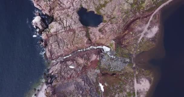 Vue aérienne de la cascade sur la côte de la mer de Barents