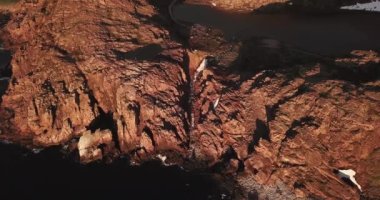 Barents Denizi kıyısındaki şelale manzarası