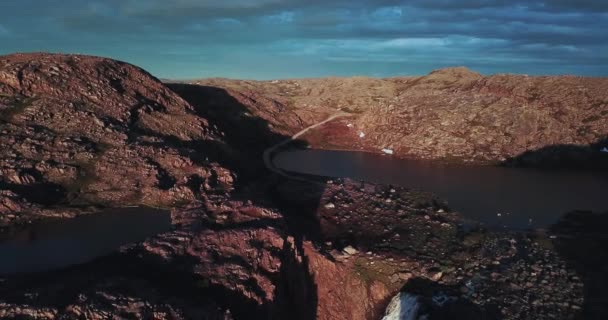 Vista aérea da cachoeira na costa do Mar de Barents — Vídeo de Stock