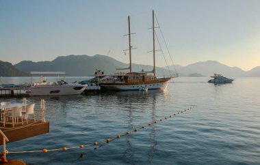 Hindi, Marmaris. Sabahın erken saatlerinde sahilde. Gemiler yeni turistleri bekliyor..