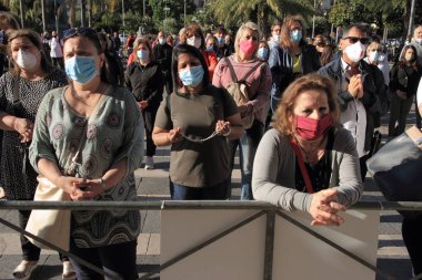 Pompei, Napoli, İtalya - 31 Mayıs 2020: Kutsal Meryem Ana 'nın mabedi önünde, acil durum sırasında maske ve eldiven takan kutsal ayinden önce inançlı dualar