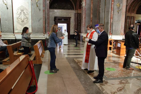 Pompei, Napoli, İtalya - 31 Mayıs 2020: Müminler, Meryem Ana 'ya adanmış ayın son gününde, Kutsal Bakire Tapınağı' nın içindeki Kutsal Ayin kutlamalarına katıldılar..