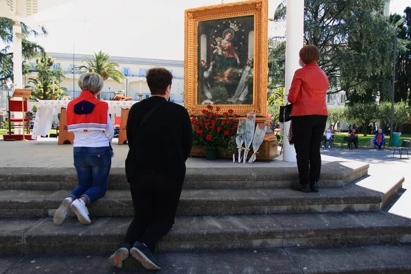 Pompei, Napoli, İtalya - 31 Mayıs 2020: Kadınlar tablonun önünde 13. Giovanni Meydanı 'nın ortasında sunağa yerleştirilmiş Kutsal Bakire' nin resmiyle dua ediyorlar.