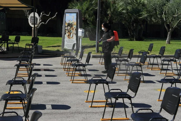 Pompéi Naples Italie Mai 2020 Personnel Occupe Désinfecter Les Chaises Image En Vente