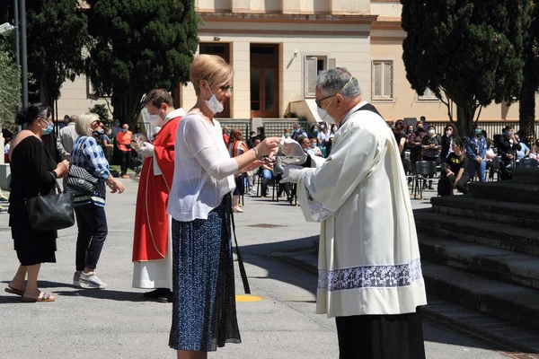 Pompei, Napoli, İtalya - 31 Mayıs 2020: Müminler Meryem Ana 'ya adanmış ibadetin son gününde Giovanni XIII meydanında komünyona katıldılar. Sosyal uzaklığın yeni normlarına uyulur.