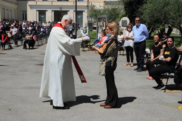 Помпей Неаполь Италия Мая 2020 Года Верующие Принимают Причастие Площади — стоковое фото