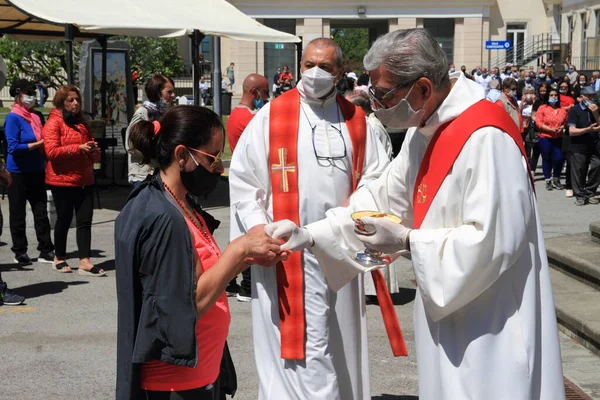 Pompéi Naples Italie Mai 2020 Les Fidèles Communient Sur Place Photos De Stock Libres De Droits