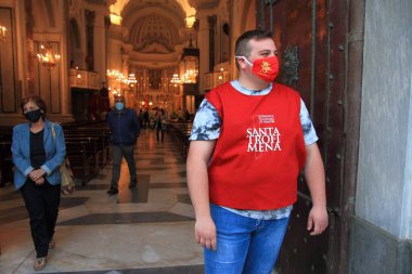 Minori, Sa, İtalya - 11 Haziran 2020: Bir gönüllü, covid-19 acil durumunun 3. safhasında halka açık olan toplumsal uzaklık normlarını uygulamak için Bazilika 'ya inananların erişimini kontrol ediyor