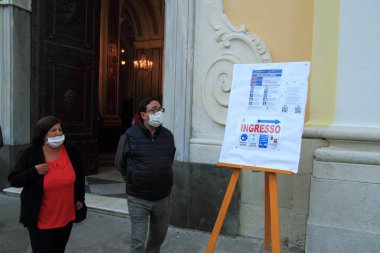 Minori, Sa, İtalya - 11 Haziran 2020: Dini kutlamalar sona erdikten sonra Santa Trofimena Bazilikası 'ndan çıkışta sadık. Covid-19 'un 3 aşamasında acil durum maskeleri ve sosyal mesafe