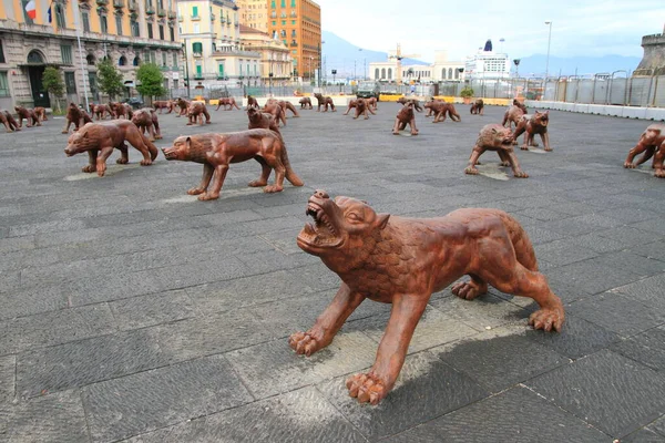 Napoli, İtalya - 29 Haziran 2020: Geçen Kasım 'dan bu yana Piazza Municipio' da bulunan yüz kurt Floransa 'ya yerleşmek üzere Napoli' den ayrılıyor. Çinli sanatçı Liu Ruowang tarafından yapıldı ve her biri 300 kilogram ağırlığında. .