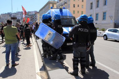 Napoli, İtalya - Haziran 06: 2020: İtalyan Polis Teşkilatı ajanları İtalyan ve yabancı vatandaşların meydanda protesto gösterileri sırasında Amerikan konsolosluğunun güvenliğini güvence altına aldı .