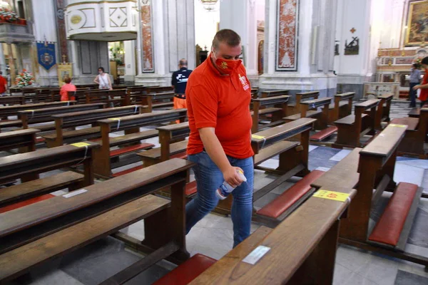 Minori Italy July 2020 Εθελοντές Παρέχουν Στο Τέλος Κάθε Θρησκευτικής — Φωτογραφία Αρχείου