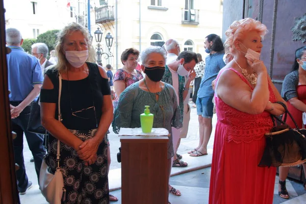 Minori, Sa, İtalya - 13 Temmuz 2020: Kiliseye girmeden önce inananlar, halka açık yerlerde covid-19 enfeksiyonunu önlemek için ellerine bir dezenfekte sıvısı verdiler.