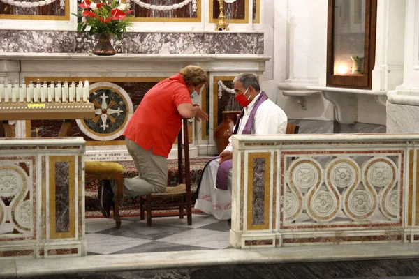 Минори Италия Июля 2020 Года Священник Время Исповеди Одного Верующих — стоковое фото