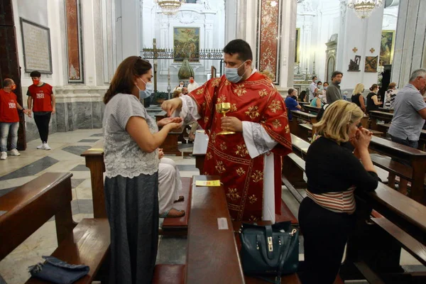 Minori Italië Juli 2020 Priester Legt Gastheer Handen Van Vrouw — Stockfoto