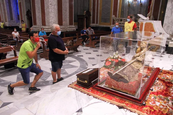 Pagani Salerno Itália Agosto 2020 Oração Fiel Diante Estátua Santo — Fotografia de Stock