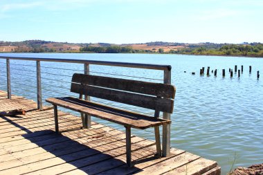 Chiusi, Siena, İtalya - 27 Ağustos 2020: Chiusi Gölü, adını aldığı bölgenin birkaç kilometre kuzeydoğusundaki Siena 'nın Val di Chiana bölgesinde yer alan Toskana gölü havzasıdır. .