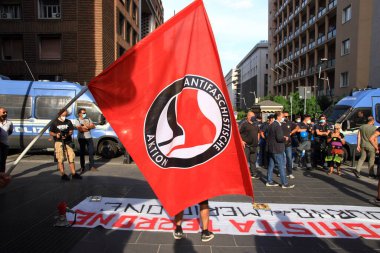 Napoli, İtalya - 11 Eylül 2020: Matteo Salvini Ligi liderinin düzenlediği seçim mitinginde insanlar protesto etti