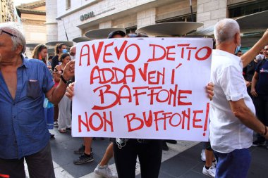 Napoli, İtalya - 11 Eylül 2020: Matteo Salvini Ligi liderinin düzenlediği seçim mitinginde insanlar protesto etti