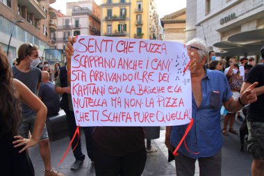 Napoli, İtalya - 11 Eylül 2020: Matteo Salvini Ligi liderinin düzenlediği seçim mitinginde insanlar protesto etti