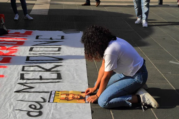 Napoli, İtalya - 11 Eylül 2020: Matteo Salvini Ligi liderinin düzenlediği seçim mitinginde insanlar protesto etti