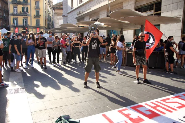 Napoli, İtalya - 11 Eylül 2020: Matteo Salvini Ligi liderinin düzenlediği seçim mitinginde insanlar protesto etti