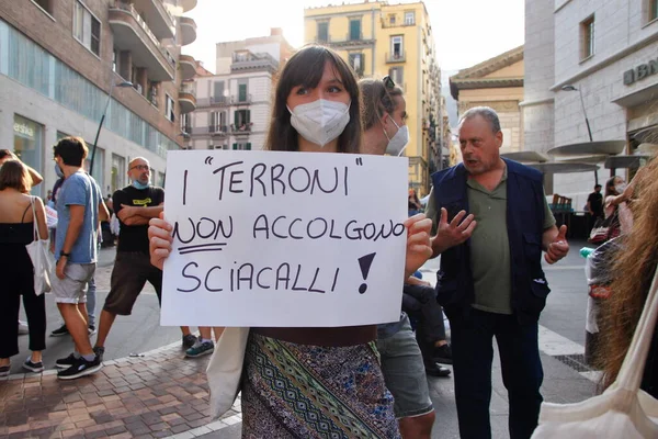 Napoli, İtalya - 11 Eylül 2020: Matteo Salvini Ligi liderinin düzenlediği seçim mitinginde insanlar protesto etti