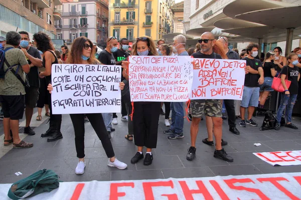 Napoli, İtalya - 11 Eylül 2020: Matteo Salvini Ligi liderinin düzenlediği seçim mitinginde insanlar protesto etti