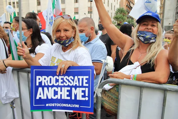 Napoli, İtalya - 11 Eylül 2020: Halk 20 ve 21 Eylül yerel seçimleri için Birlik adaylarının seçim toplantısına Piazza Matteotti 'de katıldı.