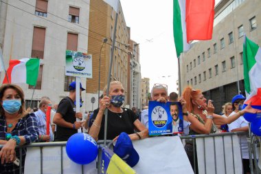 Napoli, İtalya - 11 Eylül 2020: Halk 20 ve 21 Eylül yerel seçimleri için Birlik adaylarının seçim toplantısına Piazza Matteotti 'de katıldı.