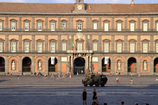 Napoli, İtalya - 16 Eylül 2020: Kraliyet Sarayı ünlü Piazza del Plebiscito 'dan görüldü. İtalya 'nın en büyük meydanlarından biri. Günlük hayatın sahneleri.