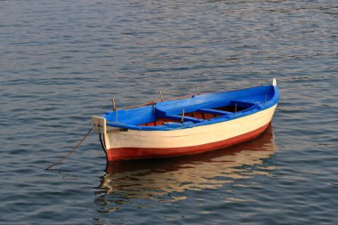 Salerno, Sa, İtalya - 21 Eylül 2020: Deniz kıyısındaki tanrı Salerno 'nun sularında küçük zevk tekneleri mevzilenmiştir.