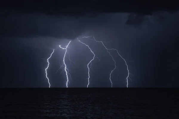 แสงไฟส องเหน อทะเล — ภาพถ่ายสต็อก