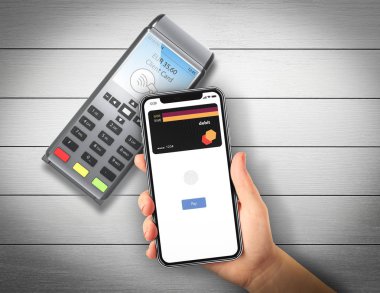 Çerçevesiz tasarımı ile bir akıllı telefon ile mobil ödeme yapma