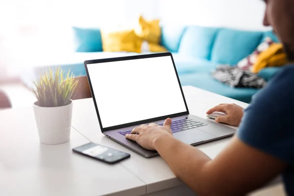 Homme Travaille Sur Ordinateur Portable Écran Vierge Dans Intérieur Maison — Photo