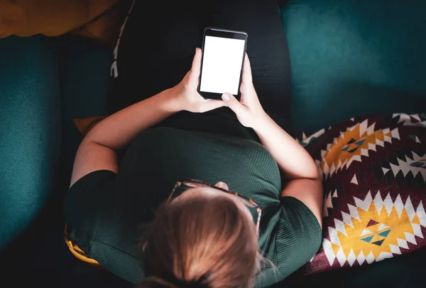 Menina Usando Smartphone Com Tela Branco Enquanto Sentado Sofá Interior — Fotografia de Stock
