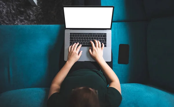 Menina Usando Laptop Com Tela Branco Enquanto Sentado Sofá Casa — Fotografia de Stock