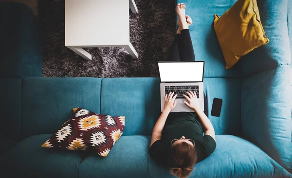 Flicka Använder Laptop Med Blank Skärm Medan Sitter Soffan Hem — Stockfoto