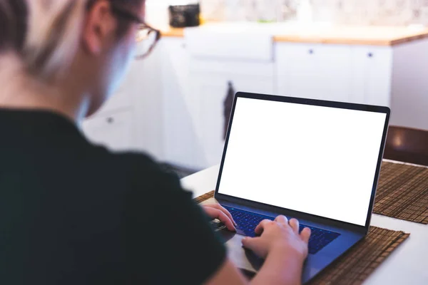 Menina Usando Laptop Com Tela Branco — Fotografia de Stock