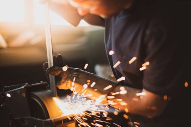 Fabrika işçisi tarafından sparks sürü çelik taşlama