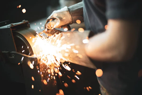 Slipning Stål Med Massa Gnistor Arbetare Fabrik — Stockfoto