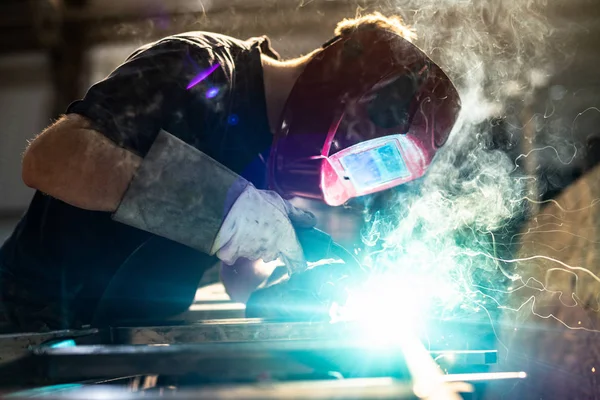 Svetsning Stålrör Med Gnistor Och Massa Rök Arbetare Fabrik — Stockfoto