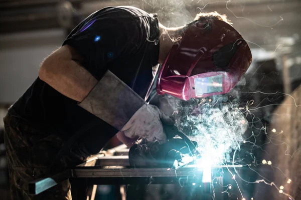 Schweißen Von Stahlrohren Mit Funken Und Viel Rauch Durch Arbeiter — Stockfoto