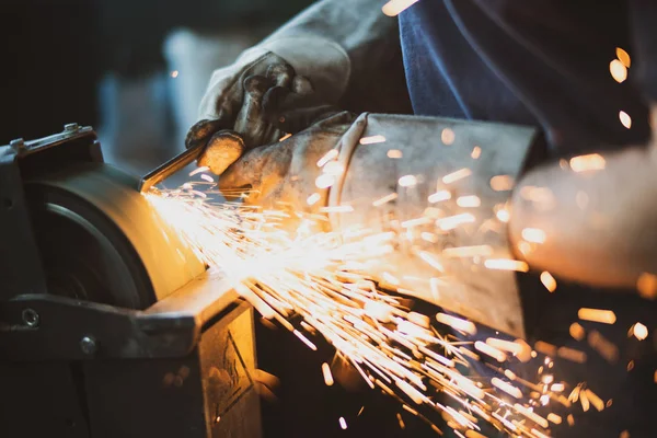Grinding Steel Lot Sparks Worker Factory — Stock Photo, Image